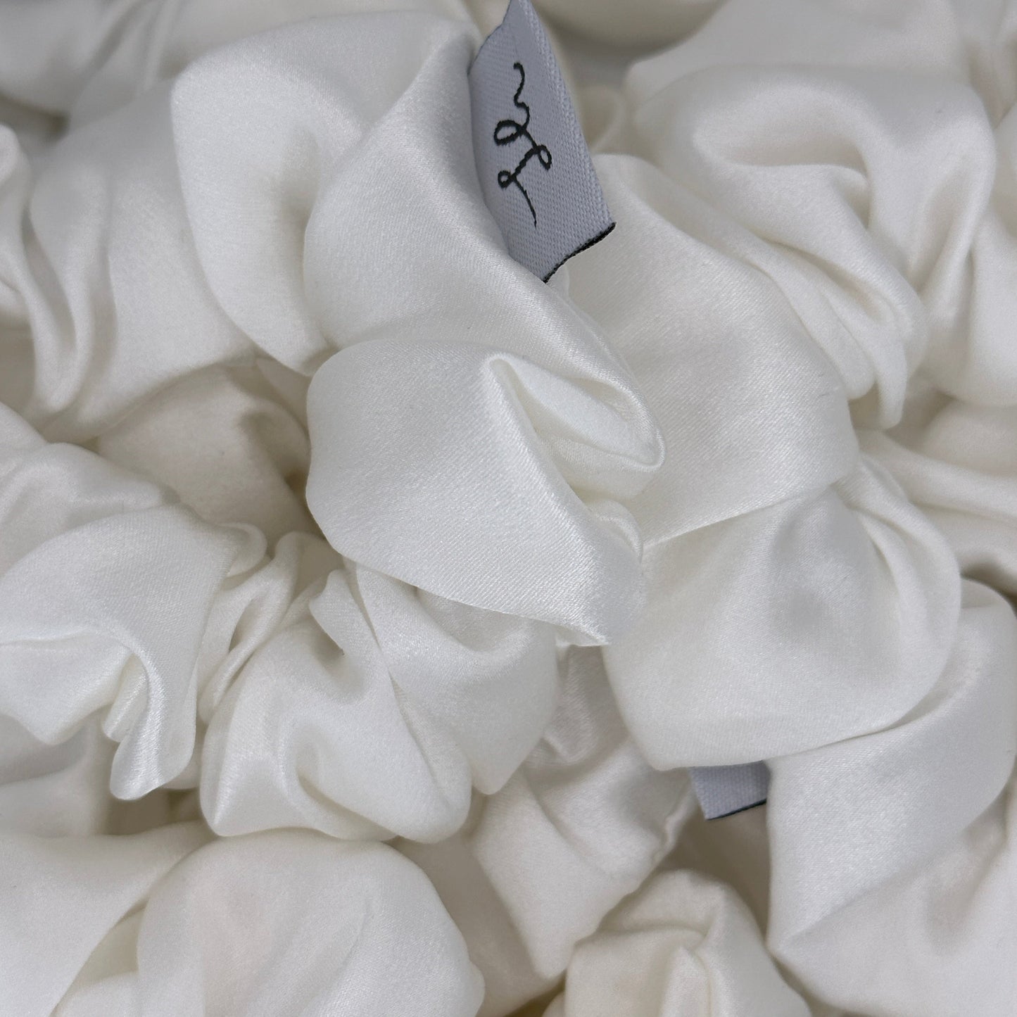 Síoda Silky 100% Mulberry Silk scrunchie size medium colour is Snow White