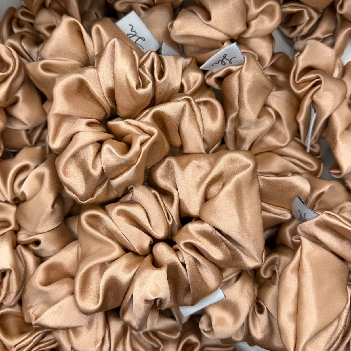 Síoda Silky 100% Mulberry Silk scrunchie size medium colour is Sunset Peach